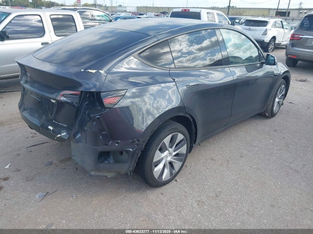 2024 TESLA MODEL Y 7SAYGDEEXRA228418 Photo 3
