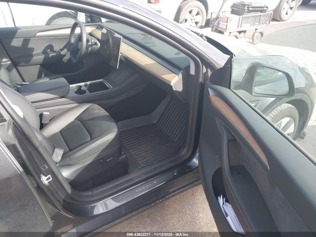 2024 TESLA MODEL Y 7SAYGDEEXRA228418 Photo 4