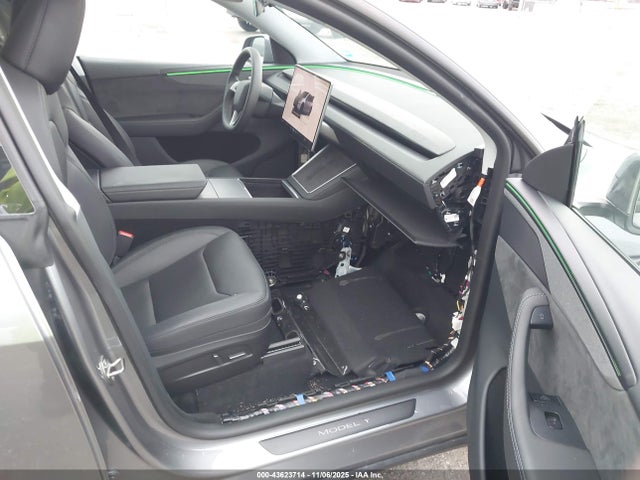 2026 TESLA MODEL Y 7SAYGDEE6TA388853 Photo 4