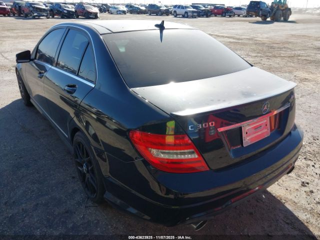 2013 MERCEDES-BENZ C 300 WDDGF8AB1DR241584 Photo 2
