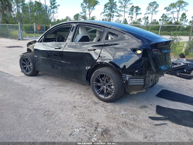 2024 TESLA MODEL Y 7SAYGDEE7RA321381 Photo 2