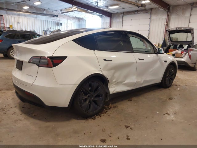 2025 TESLA MODEL Y 7SAYGDEE9SF254808 Photo 3