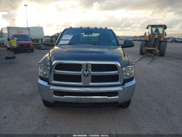 43626395 :رقم المزاد ، 3C63RRGL1JG220775 vin ، 2018 Ram 3500 Tradesman  4x4 8' Box مزاد بيع