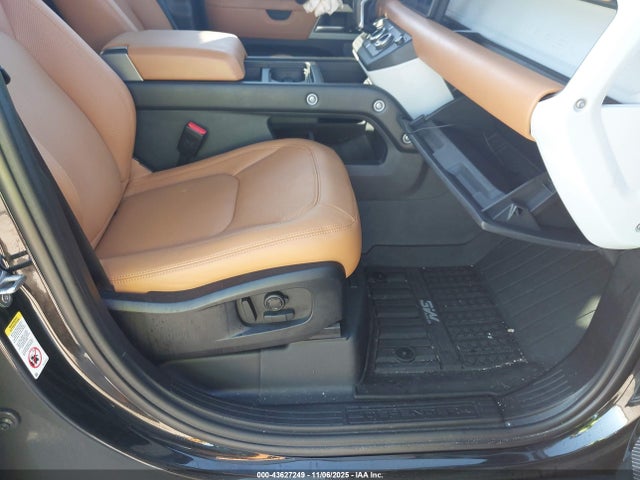 43627249 :رقم المزاد ، SALEJ7EXXR2314945 vin ، 2024 Land Rover Defender 110 P300 مزاد بيع
