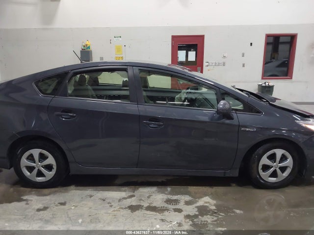 JTDKN3DU0F0421945 Toyota Prius Two