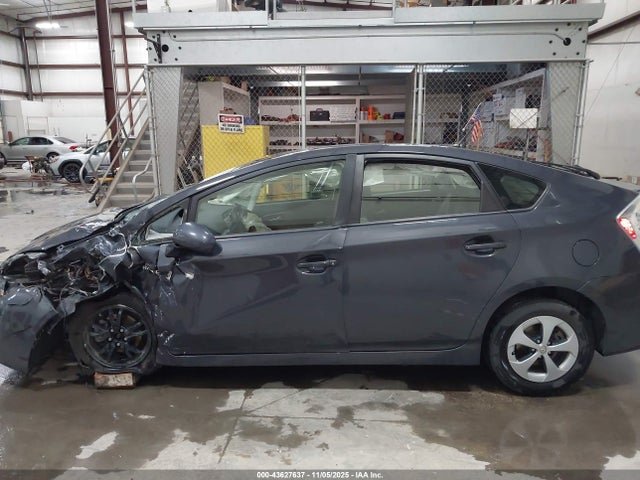 JTDKN3DU0F0421945 Toyota Prius Two