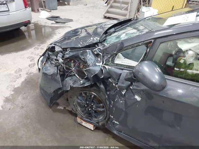 JTDKN3DU0F0421945 Toyota Prius Two