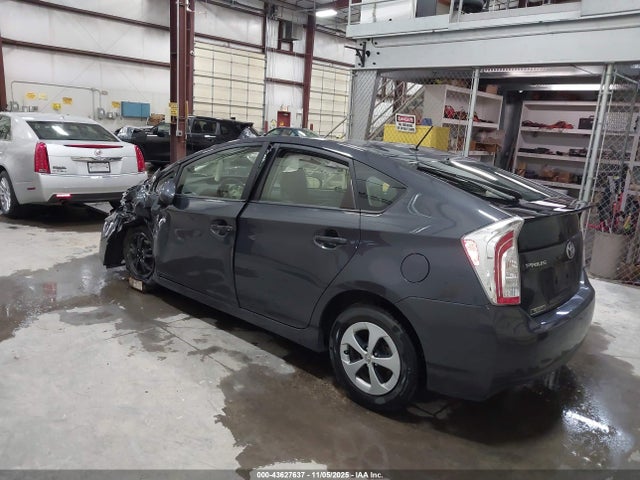 JTDKN3DU0F0421945 Toyota Prius Two