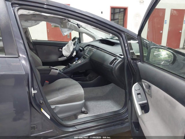JTDKN3DU0F0421945 Toyota Prius Two