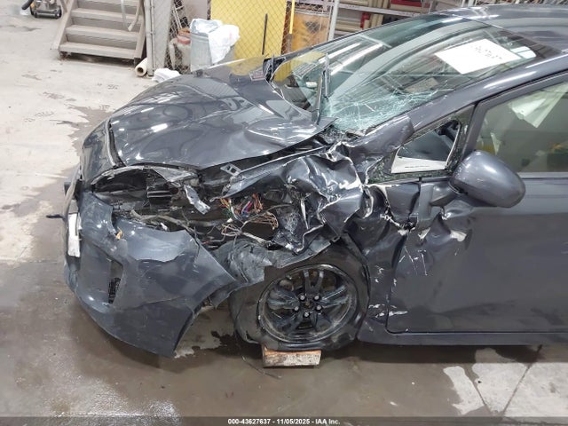 JTDKN3DU0F0421945 Toyota Prius Two