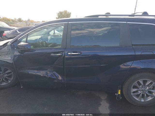 5TDJRKEC6NS111567 Toyota SIENNA XLE