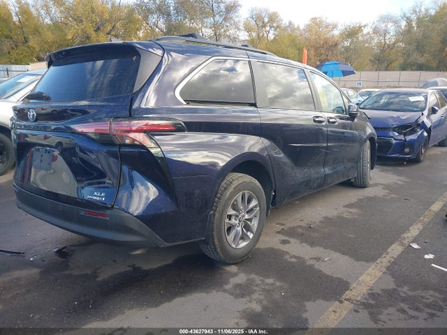 5TDJRKEC6NS111567 Toyota SIENNA XLE