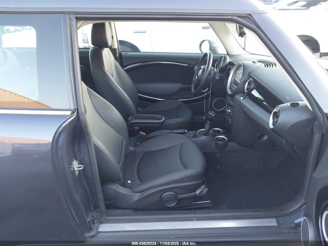 2012 MINI COOPER CLUBMAN WMWZF3C59CT190220 Photo 4