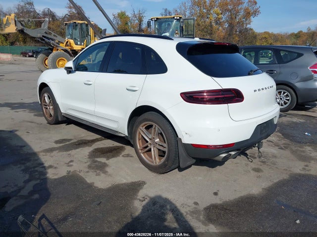 2017 PORSCHE MACAN WP1AB2A59HLB11997 Photo 2