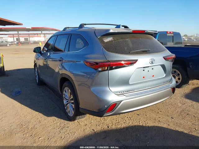 Toyota Highlander Platinum 2024 5TDKDRAH6RS536225 Image 3