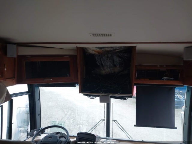 43629005 :رقم المزاد ، 4UZAAHBS74CM35659 vin ، 2004 Freightliner Chassis X Line Motor Home مزاد بيع