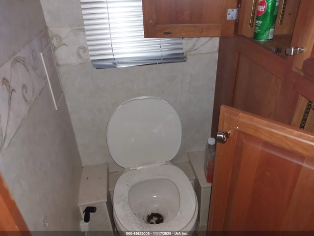 43629005 :رقم المزاد ، 4UZAAHBS74CM35659 vin ، 2004 Freightliner Chassis X Line Motor Home مزاد بيع