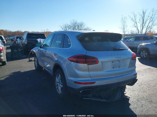 2016 PORSCHE CAYENNE WP1AA2A28GKA14304 Photo 2