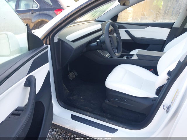 2026 TESLA MODEL Y 7SAYGDED3TA477884 Photo 4