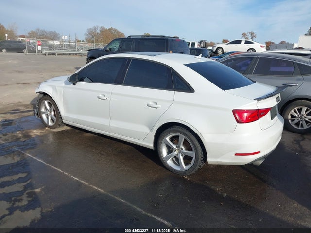 2015 AUDI A3 WAUACGFF8F1139826 Photo 2