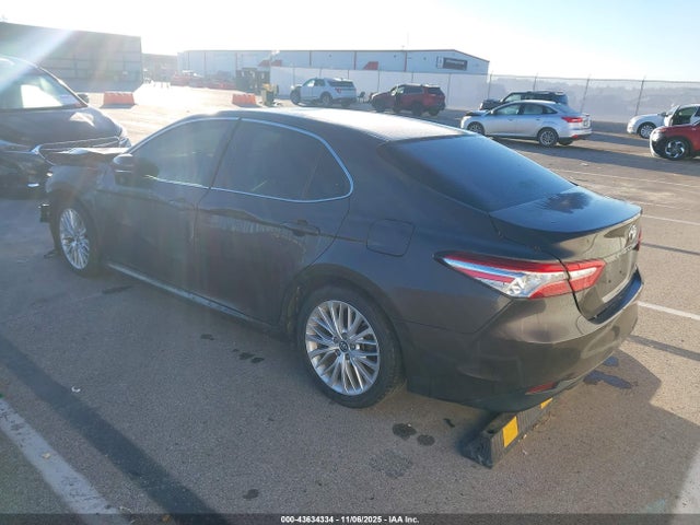 43634334 :رقم المزاد ، 4T1B11HK1JU011824 vin ، 2018 Toyota Camry Xle مزاد بيع