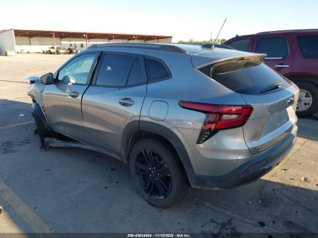 2025 CHEVROLET TRAX KL77LKEP7SC043708 Photo 2