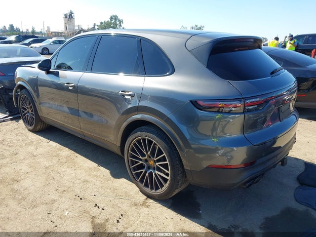 2021 PORSCHE CAYENNE WP1AA2AYXMDA07780 Photo 2