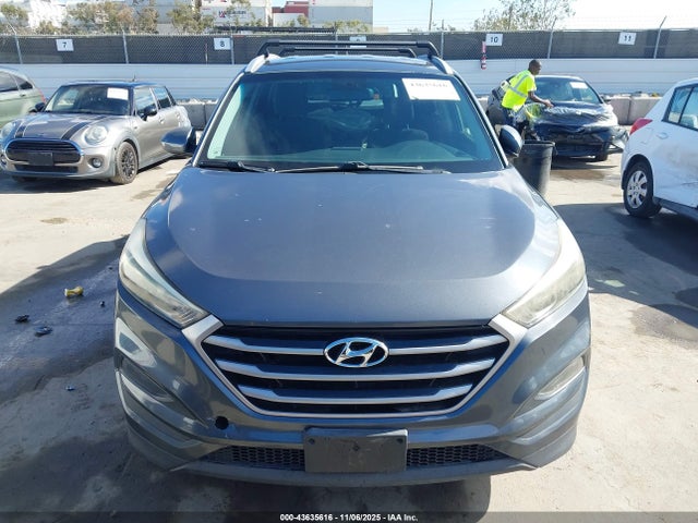 KM8J33A44HU575748 Hyundai TUCSON SE