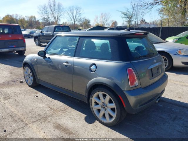 2006 MINI COOPER S WMWRE33566TL19554 Photo 2