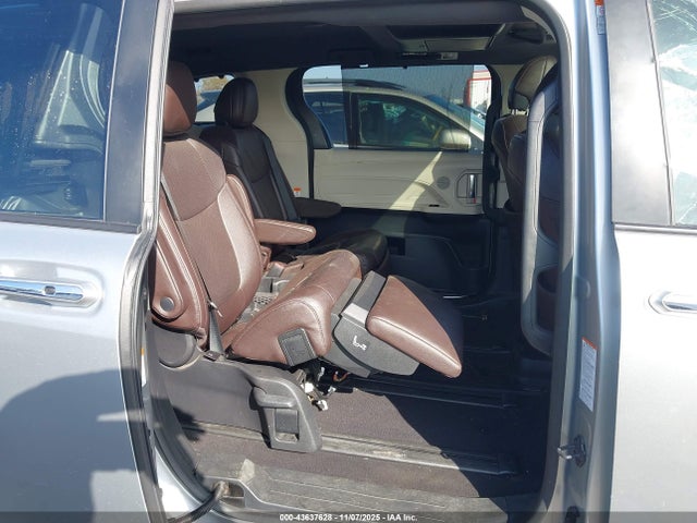 43637628 :رقم المزاد ، 5TDESKFC5NS061555 vin ، 2022 Toyota Sienna Platinum مزاد بيع