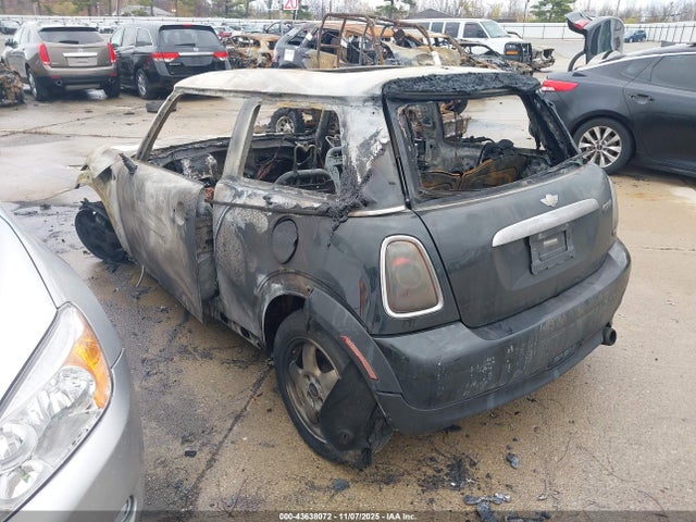 2010 MINI COOPER WMWMF3C52ATU77583 Photo 2