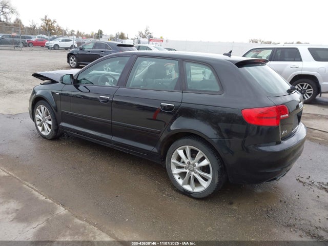 2011 AUDI A3 WAUBJAFM5BA141307 Photo 2