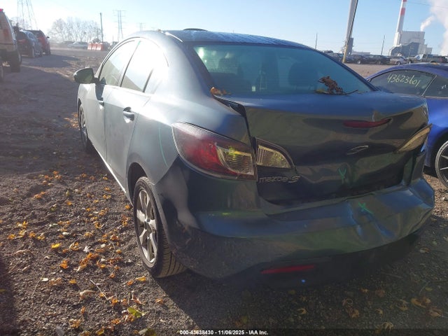 2011 MAZDA MAZDA3 JM1BL1VG6B1371642 Photo 2