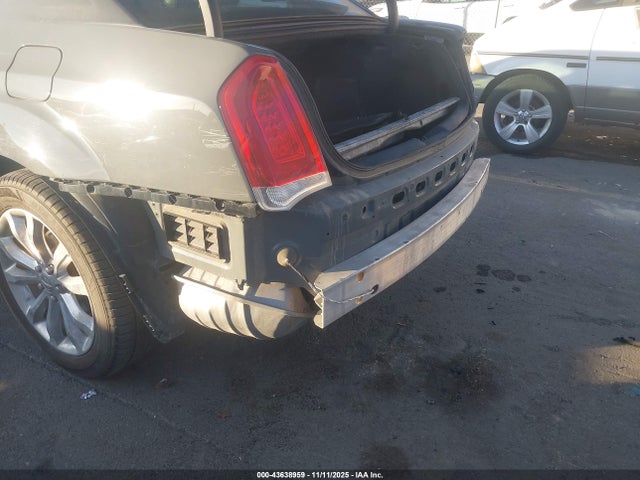 2C3CCAKG3JH165238 Chrysler 300 Limited Awd