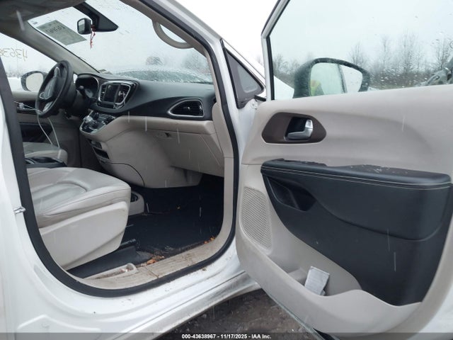 43638967 :رقم المزاد ، 2C4RC1DG2MR542482 vin ، 2021 Chrysler Voyager Lxi مزاد بيع