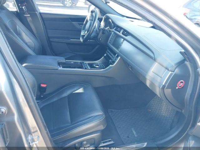 2017 JAGUAR XF SAJBL4BVXHCY46213 Photo 4