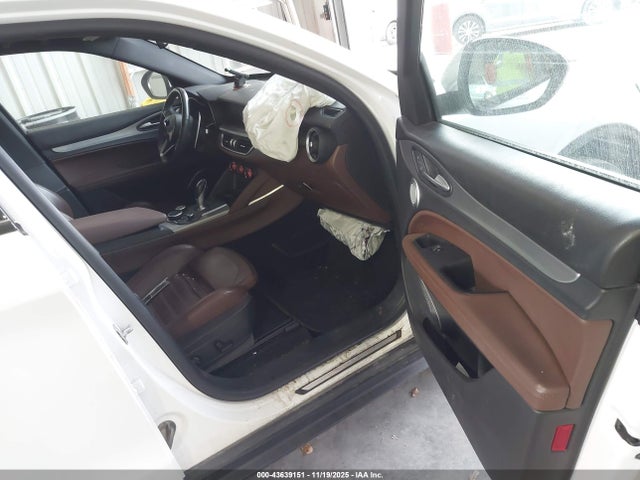 2018 ALFA ROMEO STELVIO ZASFAKNN1J7B98174 Photo 4