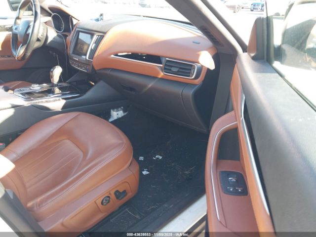 2018 MASERATI LEVANTE ZN661XUAXJX284215 Photo 4