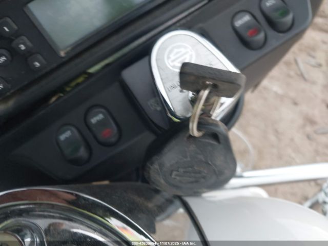 2007 HARLEY-DAVIDSON FLHTCUI 1HD1FC4157Y713641 Photo 10