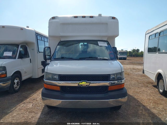 43639886 :رقم المزاد ، 1GB6G5BG6F1237452 vin ، 2015 Chevrolet Express Cutaway 4500 مزاد بيع