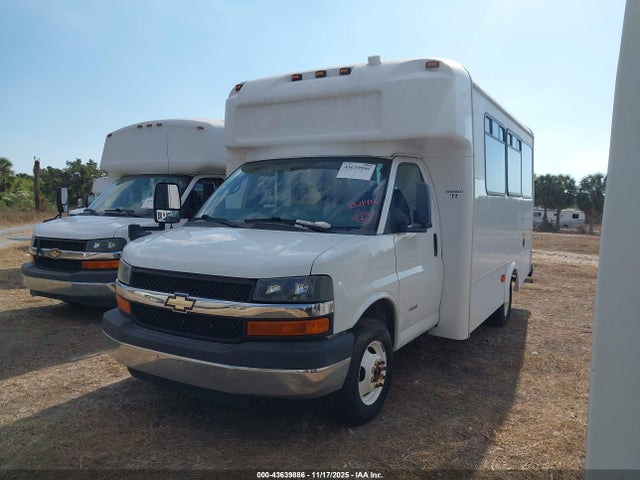 43639886 :رقم المزاد ، 1GB6G5BG6F1237452 vin ، 2015 Chevrolet Express Cutaway 4500 مزاد بيع