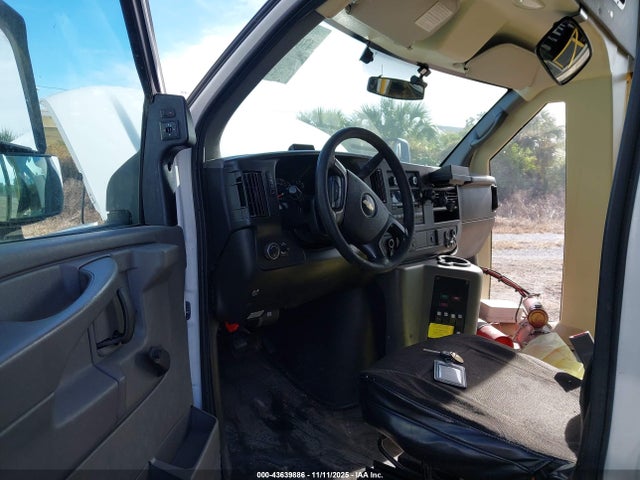 43639886 :رقم المزاد ، 1GB6G5BG6F1237452 vin ، 2015 Chevrolet Express Cutaway 4500 مزاد بيع