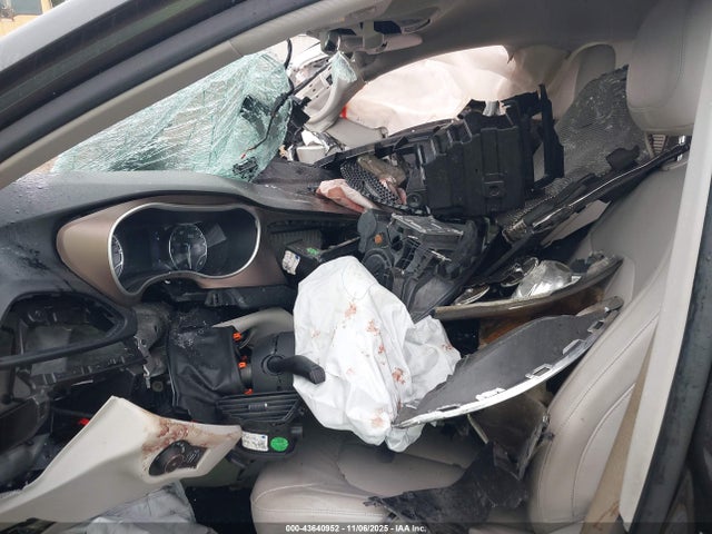 43640952 :رقم المزاد ، 2C4RC1BG2HR503691 vin ، 2017 Chrysler Pacifica Touring-l مزاد بيع