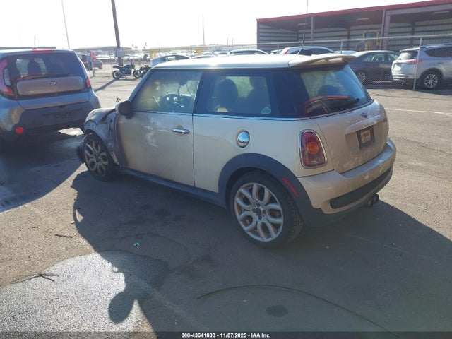 2007 MINI COOPER S WMWMF73537TL84779 Photo 2