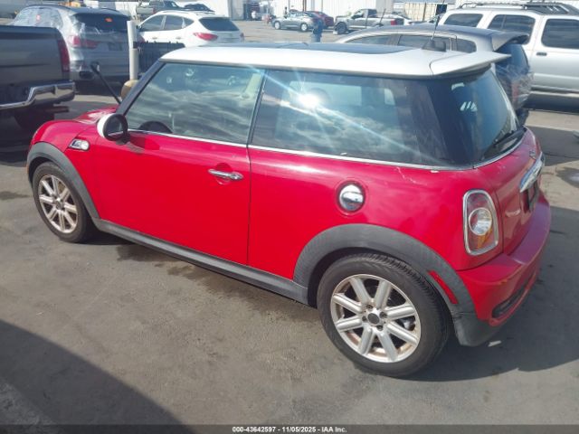 2011 MINI COOPER S WMWSV3C59BTY11796 Photo 2