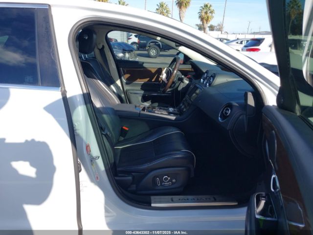 2016 JAGUAR XJ SAJWA1CE6GMV94084 Photo 4