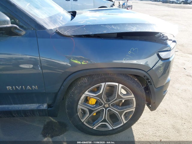 Rivian R1s 2022 7PDSGABL3NN002278 Image 17