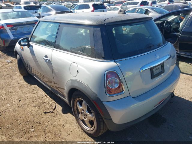 2011 MINI COOPER WMWSU3C57BTX96895 Photo 2