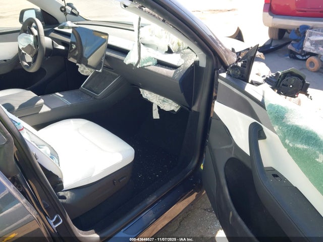 2026 TESLA MODEL Y 7SAYGDEE9TF455061 Photo 4