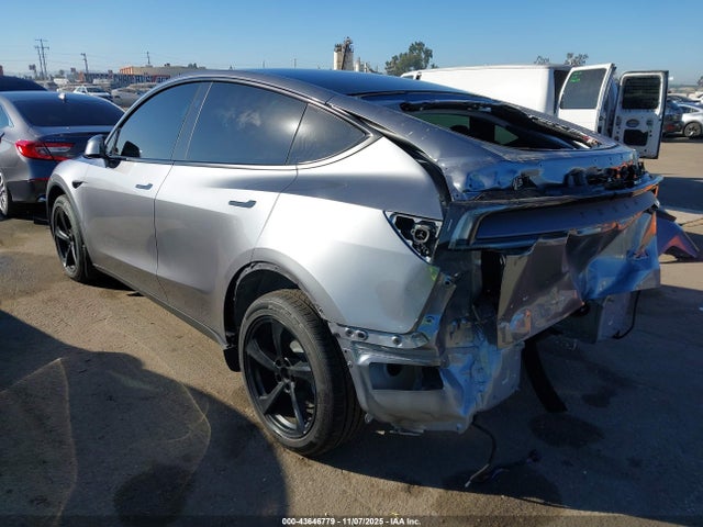 2026 TESLA MODEL Y 7SAYGDEE5TF330610 Photo 2
